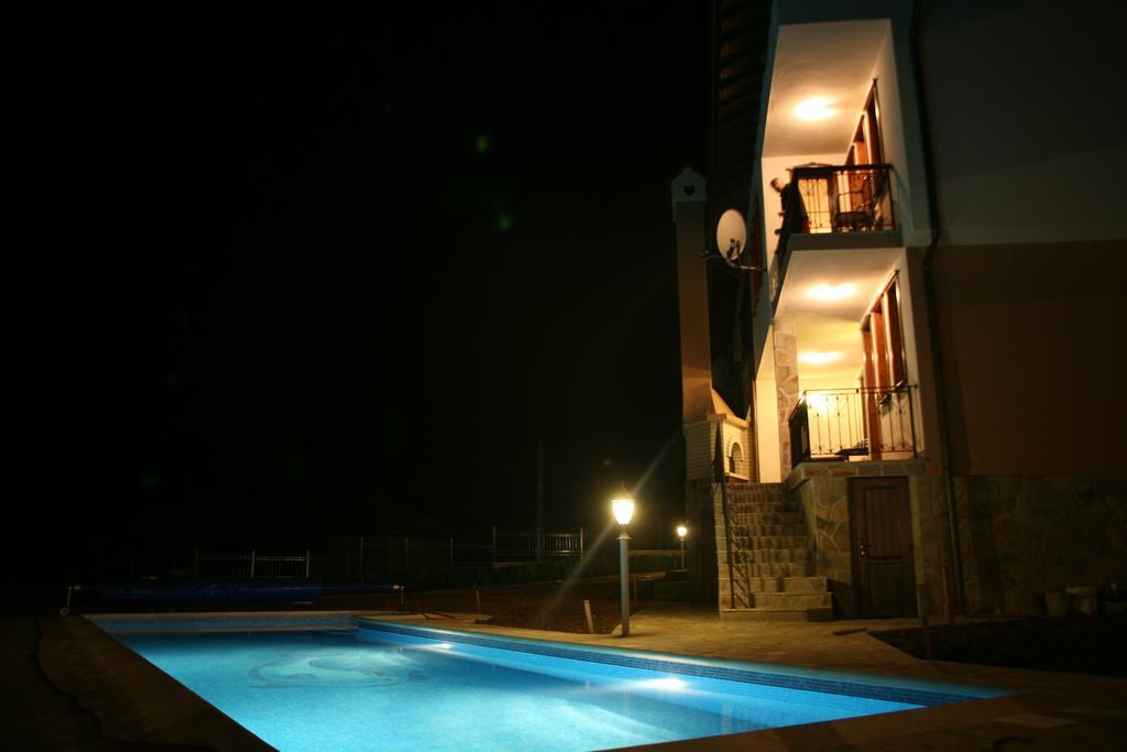 Sinabovite Houses Hotel Badevtsi Værelse billede